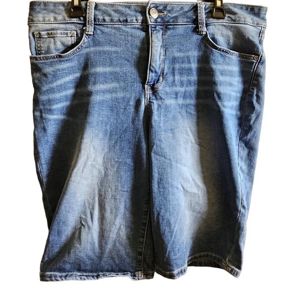 Light Wash Bermuda Shorts Size 14 - Picture 1 of 5